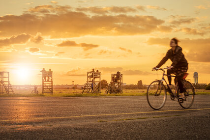 một người đi xe đạp trên Sân Tempelhof