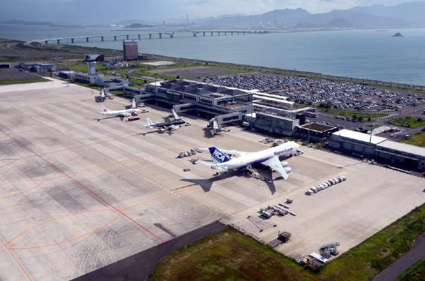 Sân bay Kitakyushu có vị trí nằm trên biển, phục vụ nhu cầu đi lại 24/24